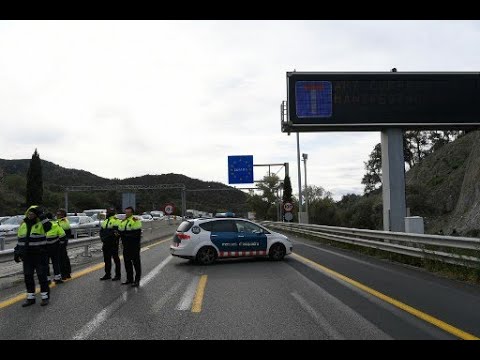 Catalonia protests: Separatists block Spain-France highway
