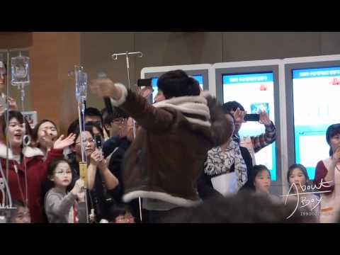 [Fancam] 111227 Junho 2PM Samsung Medical Center Event - Hands Up