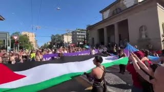 Pride, al corteo la bandiera palestinese e lo slogan: «No pride in genocide»
