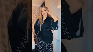 هتموت وتعرف ايه اللي تحت العبايه