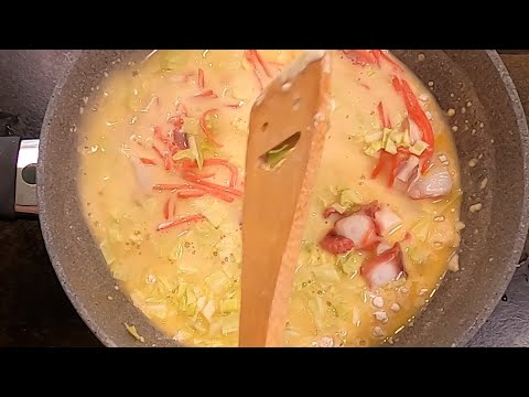 たこ焼きの材料をフライパンに投入して焼くワンパンたこ焼き
