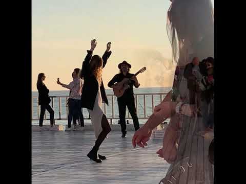 Гитарист Андрей Гарин. Выступление на набережной Сочи. Ноябрь 2021.