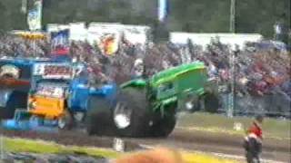 preview picture of video 'Tractorpulling Superstock Emmeloord 1994'