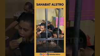 Download lagu THE MOMENT A POLICEMAN Invites Prisoners to Break Their Fast Together mp3