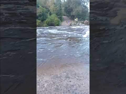 el rio de los reartes tapa con su volumen de agua un vado que lo cruza #riverlife #river #crecida