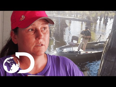 警察は違法なムーンシャイン作戦をほぼ逮捕します｜ムーンシャイナーズ (Cops Almost Bust Illegal Moonshining Operation | Moonshiners)