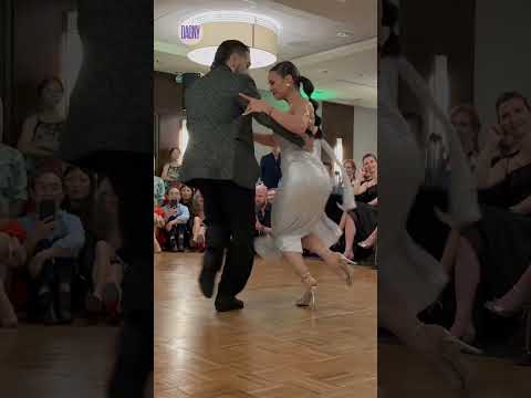 Hugo Patyn and Celina Routundo Argentine tango to “No Hay Tierra Como La Mía" by Canaro (6/17)