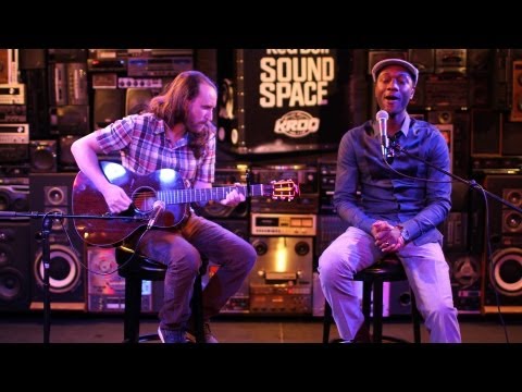 Mike Einziger And Aloe Blacc Perform Avicii's \Wake Me Up\ Acoustic