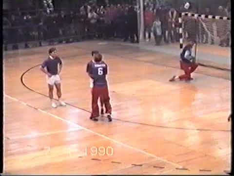 29. Finale DNEVNIKOVOG turnira u malom fudbalu počinje na 28min 19sek(pre toga 1/4 finale)