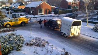 preview picture of video 'Auto met paardentrailer komt niet over de drempel in Schildwolde'