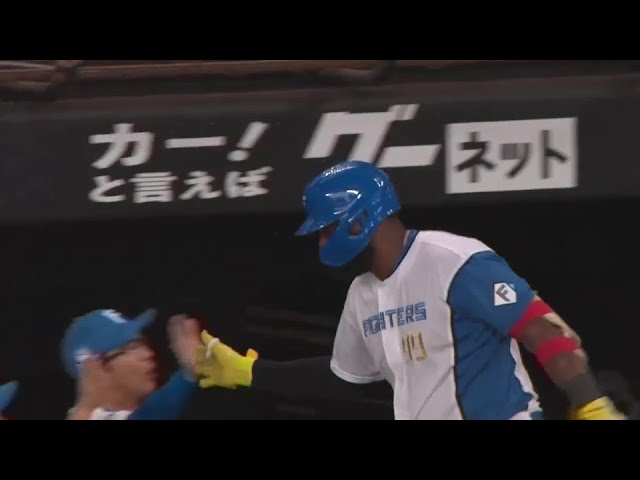 【9回裏】打球はスタンド上段へ!! ファイターズ・レイエス 打った瞬間の豪快4号2ラン!!  2024年6月30日 北海道日本ハムファイターズ 対 福岡ソフトバンクホークス