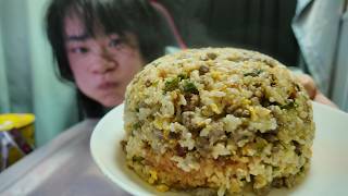 肉たっぷり超特盛ひき肉チャーハンつくる男の子
