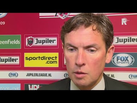 Trainer Alex pastoor na de puntendeling in Eindhoven