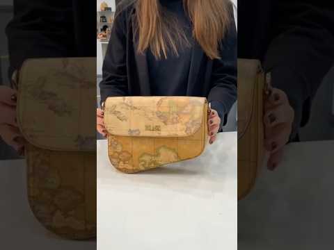 Scopri la SADDLE BAG Alviero Martini 1^ Classe, una borsa unica con firma “a sella”.