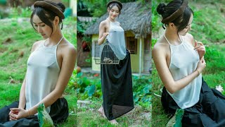 Áo Yếm Trắng Lộ Nhũ Hoa Bên Sen / Người Con Gái Mặc Áo Yếm Lộ Nhũ Hoa Bên Sen