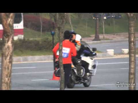 [fancam] 101020 SHINee minho runs on the street @ recording
