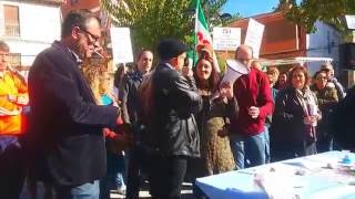 Concentración frente al Centro de Salud de Padul. Alejandra Durán, Jesús de Manuel y Paco Cabello