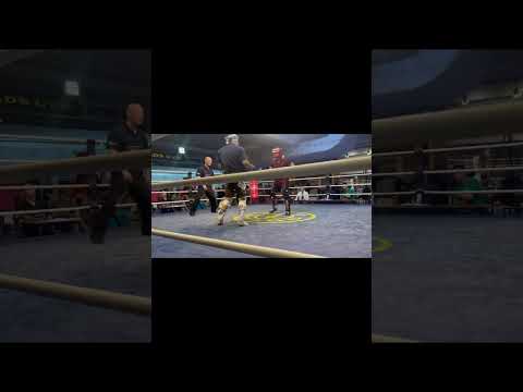 三日月蹴りからの二段蹴りでKO！