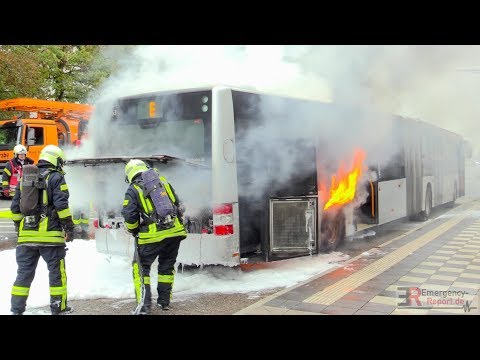 [BUSBRAND IN HILDEN]- Feuerwehr löscht Linienbus | Flammen & starke Rauchentwicklung | Schaumangriff