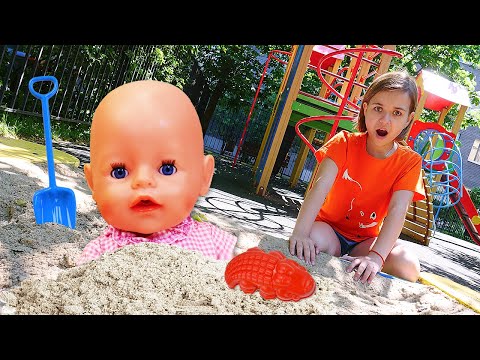 Baby Born Emily und ihr Kindermädchen. Emily ist weg. Spielzeug Video auf Deutsch