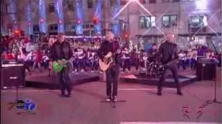 R5 - Christmas is Coming - The Magnificent Mile Lights Festival 2012 [SD]