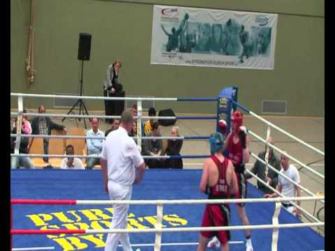 Boxen TuS Syke Vereinsduell beim Boxring 46 Kirweyhe 06 11 10 Ramon Schwestka vs  Eduard Lotz 1  Kampf Runde 2