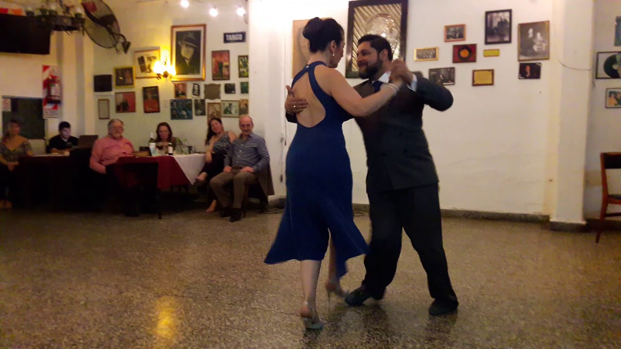 Bailan Andrea Fernández Acerbi y Julio Maidan .Tango  Ya lo ves de Juan D'Arienzo