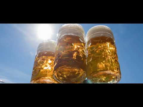 Michi bringt das Bier... aber es ist im Goa-Trap-Style!!!