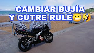CÓMO CAMBIAR BUJÍA MOTO y RULE cita a ciegas jajajaja Aprilia RS 125