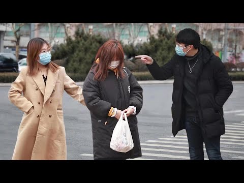 看到小伙嫌棄老婆產後變胖，路人怒斥