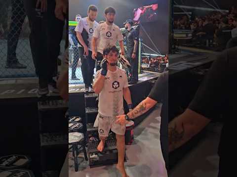 Мовсар Евлоев покидает октагон после поражения от Александра Волкановски на UFC 333
