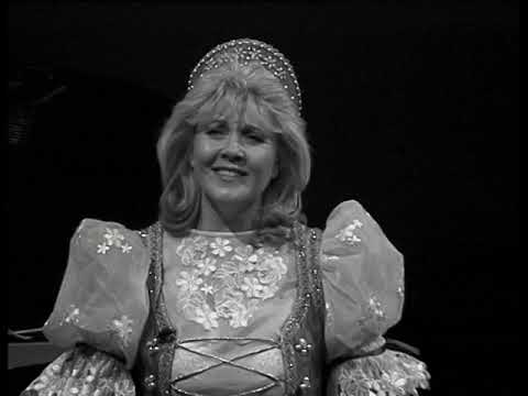 Biszak Julia      HOL VOLT HOL NEM VOLT Clip 04