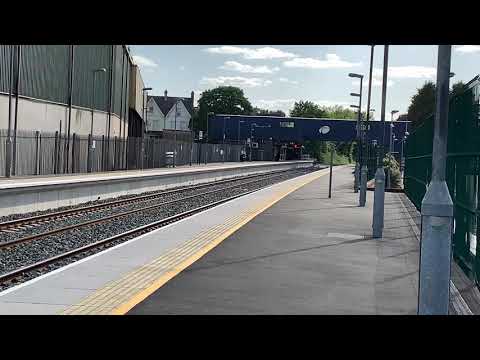 Iarnród Éireann 22206 passing Lurgan station.