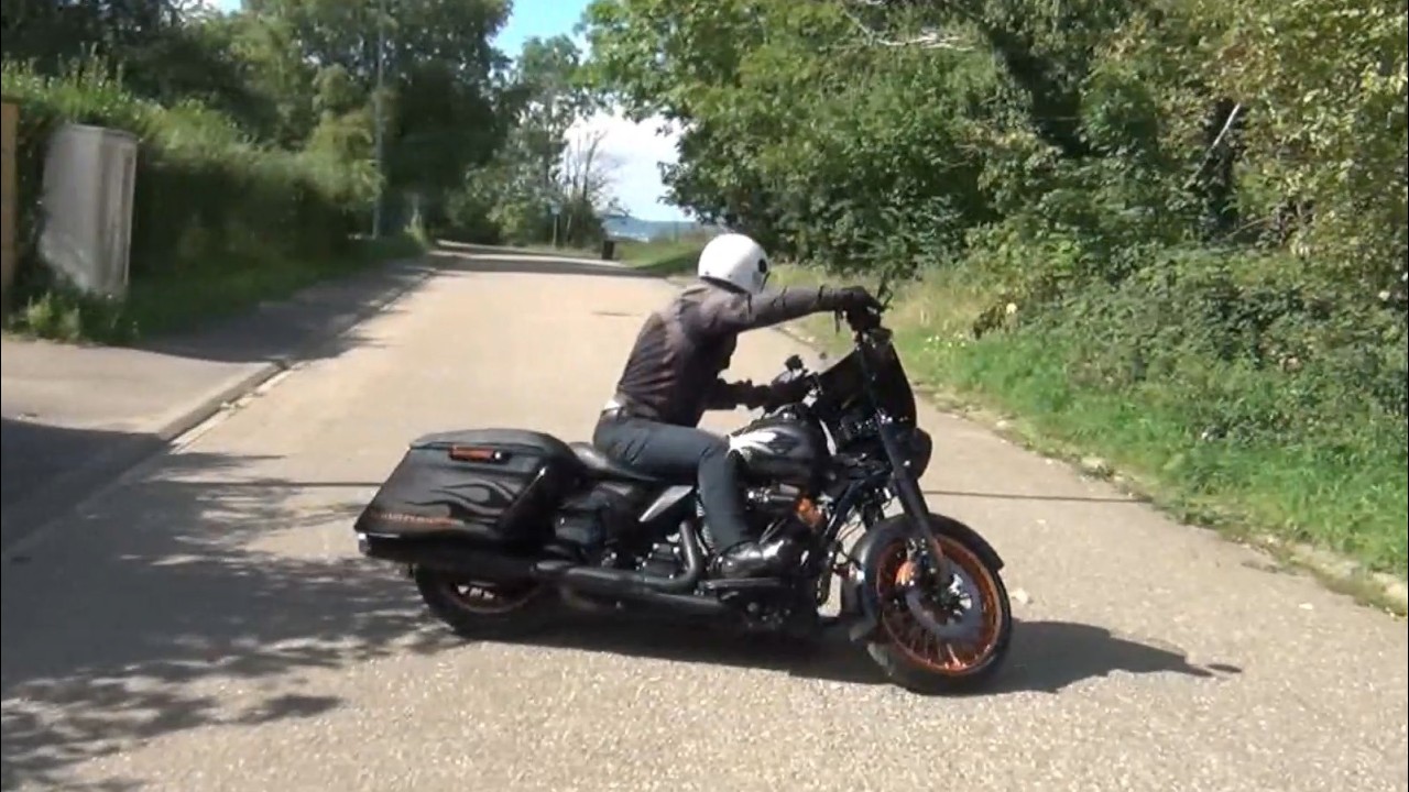 Technique pour tourner plus serré à moto : améliorez votre prise de demi-tour et de lacets)