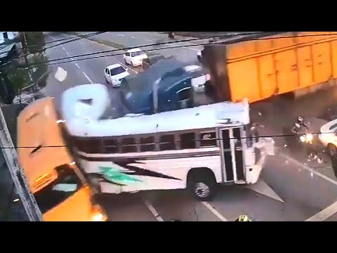 Accidentes de Tráfico Horribles | Choques de Autos Brutales 2024