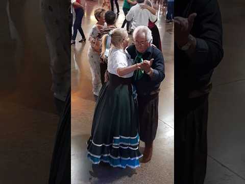 nos idosos de Rio Bonito do Iguaçu no Paraná.Brasil #shotrs #baile #dancina #dancarinos