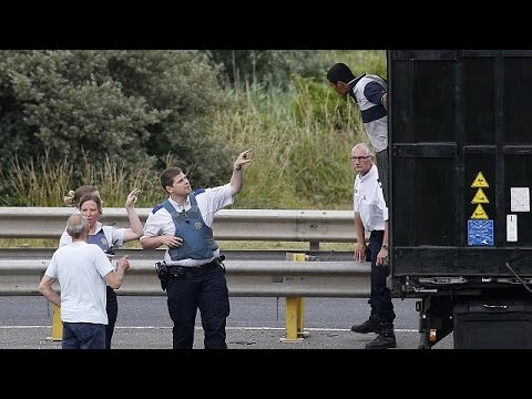 Calais 'secure zone' to keep migrants away from UK-bound lorries