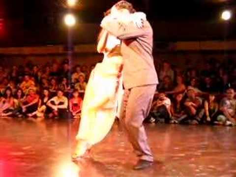 Horacio Godoy y Cecilia García en La Viruta (con desfasaje)