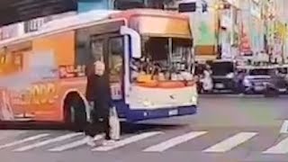 士林公車右轉，撞上87歲老翁...
