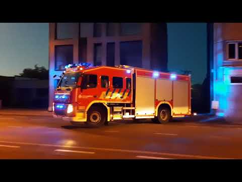 Brandweer Ieper: industriële autopomp A449 (ex-Wevelgem A335) rukt uit voor buiten brand 's nachts.