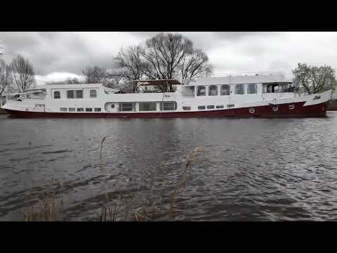 Vorbeifahrt Flusskreuzfahrtschiff Libertè -KFGS-04305260  auf der Hunte Oldenburg Drielake.