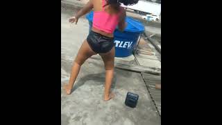 BELA MORENA DANÇANDO EM CIMA DA DE UM LAGER DE SHORTINHO SOCADO #hot #tiktok #dance #twerk  #novidad