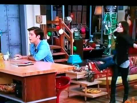 Carly gets jealous when Freddie looks at Tori Vega's pictur