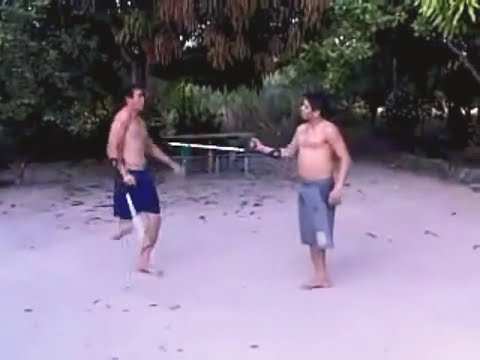 Pelea de inválidos con música de Naruto de fondo