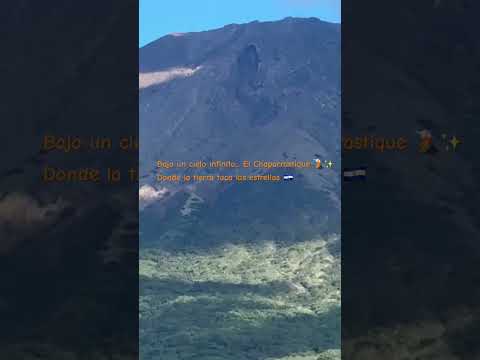 ¡Una vista mágica! El Volcán de San Miguel bajo un cielo infinito 🌌🌋 #CaminataSV #shorts