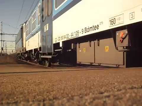 Příjezd vlaku Os 6411 (ČD 163.039 vzadu, zpoždění 11 min) - Lysá nad Labem, 27. 11. 2011