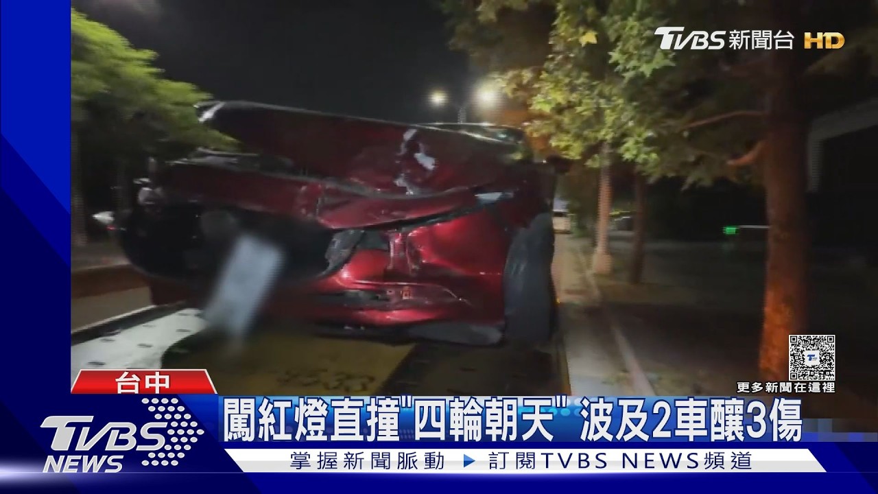台中公益路箱型車疑闖紅燈！遭猛撞「四輪朝天」波及停等車輛