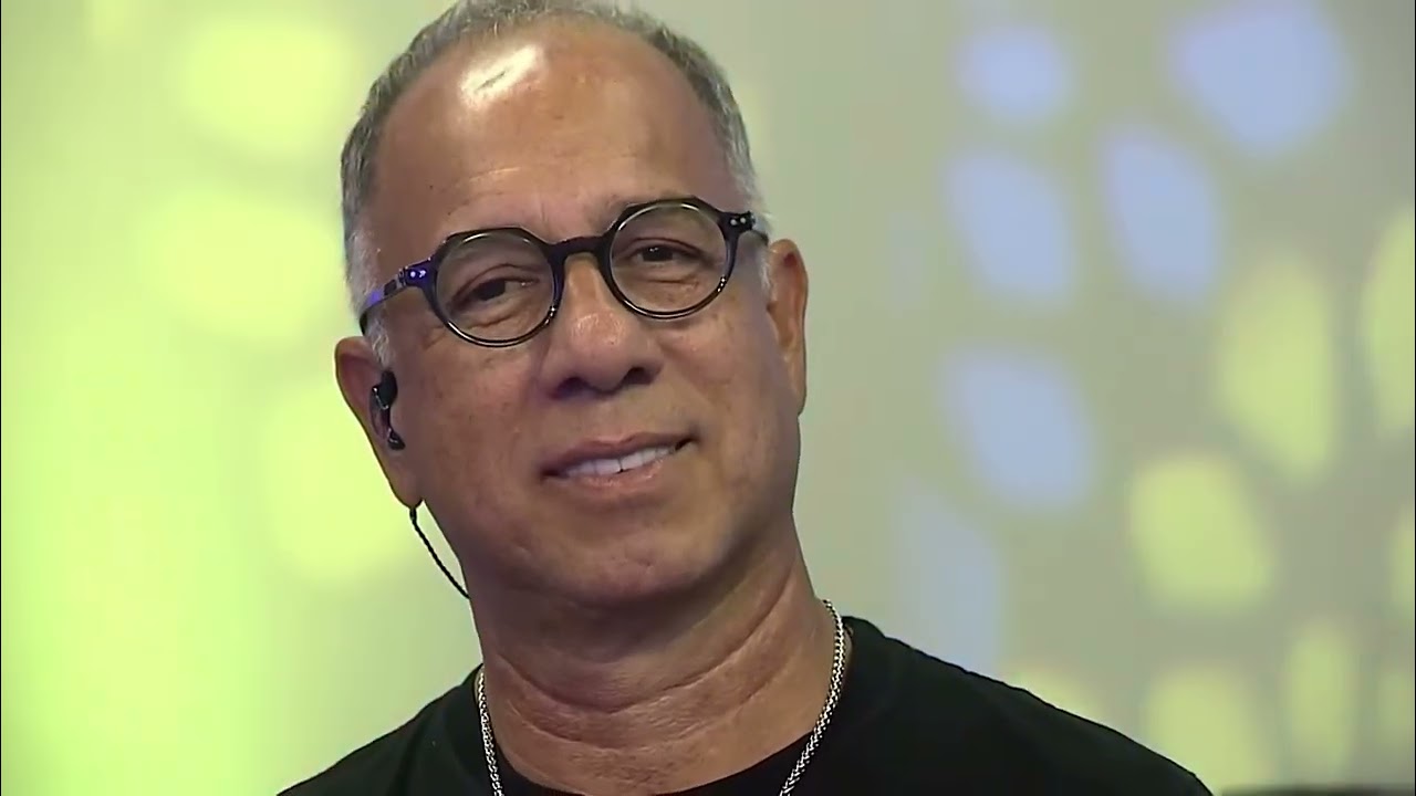 Coreano Junho chu canta Força e Vitória.