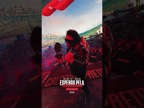 o dia amanhecendo e a banda Calcinha Preta no palco em Olho d'Água na Paraíba foram 3 shows