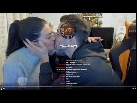 Alex D'rosso och Sara Bolay Kysser varandra;)